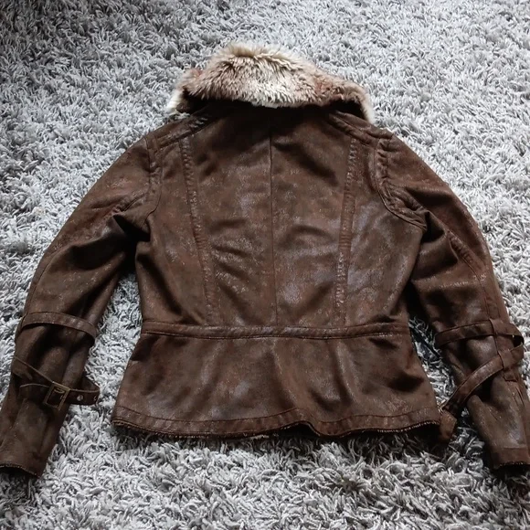 Elegant Brown Leather Jacket with Fur Collar - Picture 3 of 5